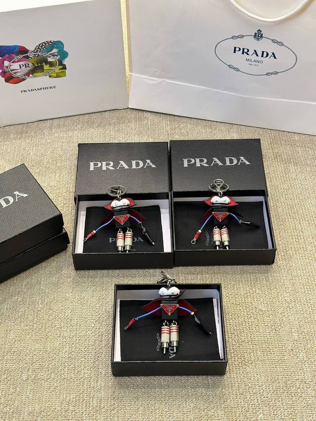 Prada Saffiano 皮革机器人披风 在科技与时尚的交融中，Prada 呈现了一款前所未有的创意单品 Saffiano 皮革制成的机器人。这款机器人 不