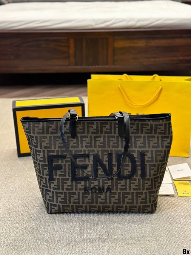 尺寸：35 30Cm F家 Fendi Peekabo 购物袋 经典的tote造型！托特包