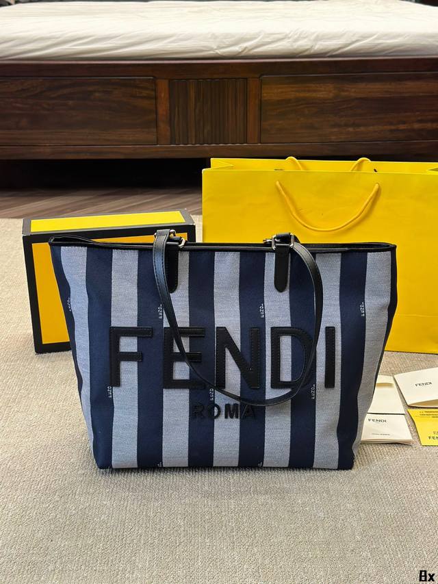 尺寸：35 30Cm F家 Fendi Peekabo 购物袋 经典的tote造型！托特包