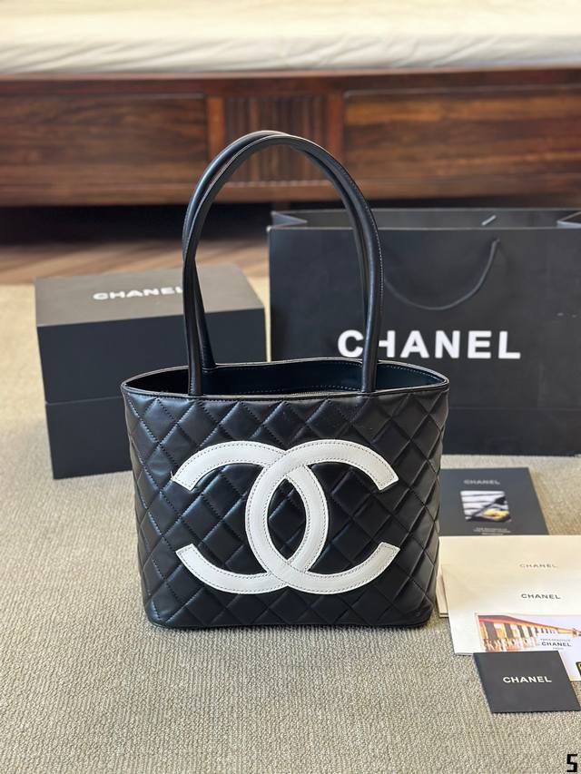 Chanel 康鹏菜篮子1这个夏天赢定了哈哈哈 人间香奈儿这样的熊猫色菜篮子谁不爱呀！ 简单随性的香奈儿康鹏，感觉是所有菜篮子系列坠百搭 坠耐看的一支包了 经典