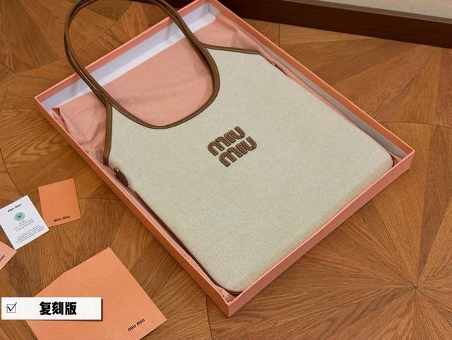 全套包装 Size：35*34Cm Miumiu新款托特tote 今年的风刮的太猛了 老多爆款了！ 这款的版型也太好看了吧！ Miumiu准备承包我的夏天吗