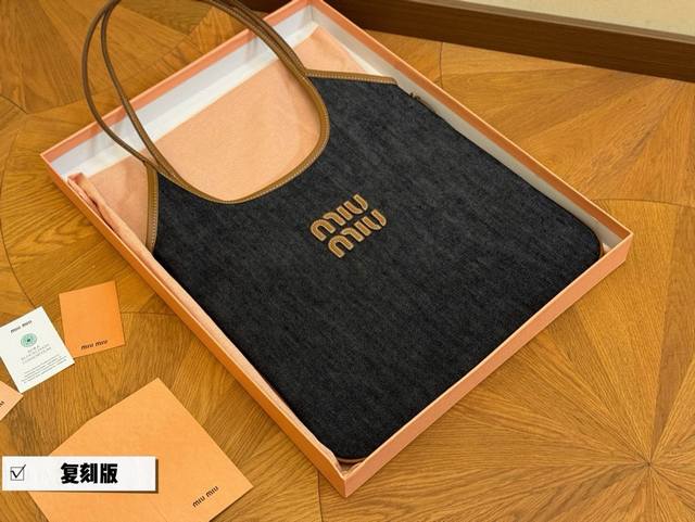 全套包装 Size：35*34Cm Miumiu新款托特tote 今年的风刮的太猛了 老多爆款了！ 这款的版型也太好看了吧！ Miumiu准备承包我的夏天吗