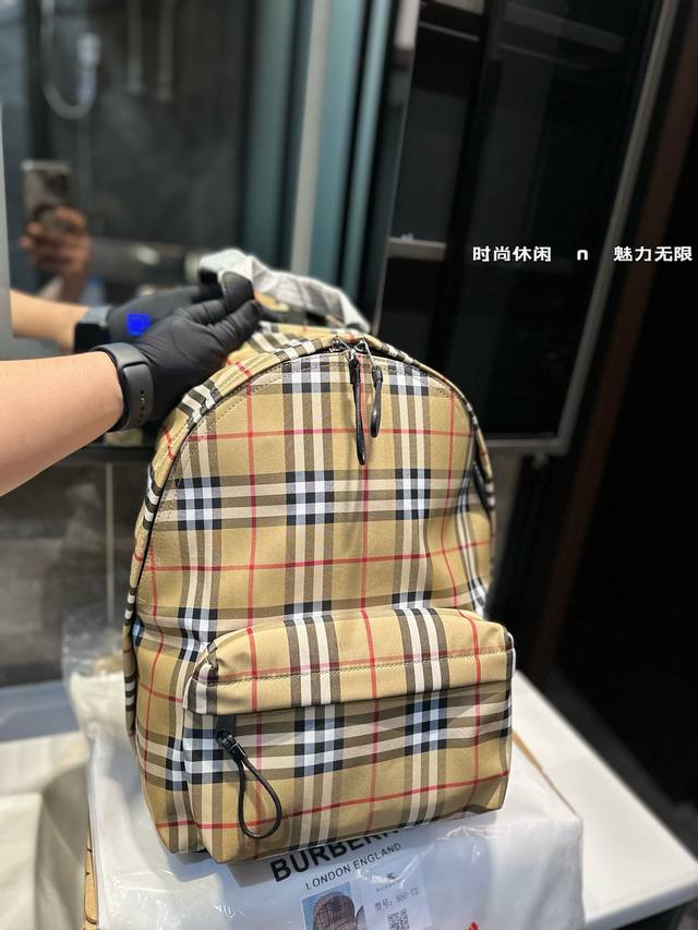 巴宝莉双肩包burberry爆款双肩包款式轻便 背包以标志性 Burberrytrench 风衣面料作为灵感来源 采用与棉质嘎巴甸同为密织结构的柔韧尼龙材质可调