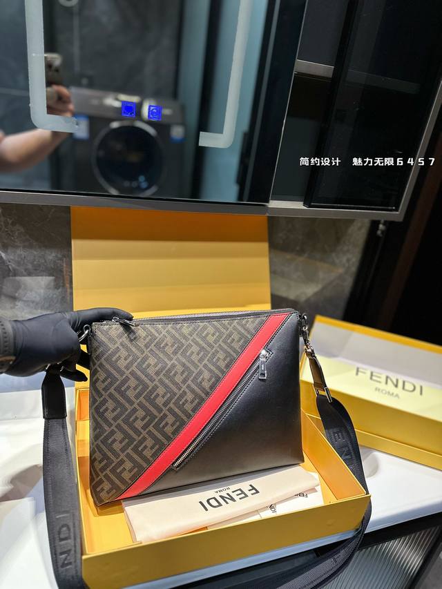 Fendi 手包很有复古的感觉 高级又不失优雅超有氛围感 通勤 休闲 约会通通可搭尺寸：26*6*20Cm