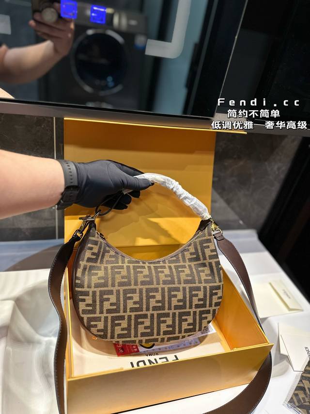 Fendi 春夏 Fendigraphy半月 包j Fendi 春夏季全新fendigraphy手袋的来 咯圖期待已久~秀上就相中了这款回回画 猛的一看像饺子乍