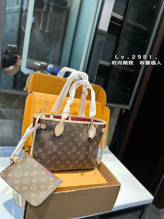 原单lv Neverfull 购物袋！入门级的款式哦！绝对的终身款！此物经典不言而喻！街拍和实用都是非常nb的选择！大家拿到后可以感受下，皮质颗粒之间空袭分明，