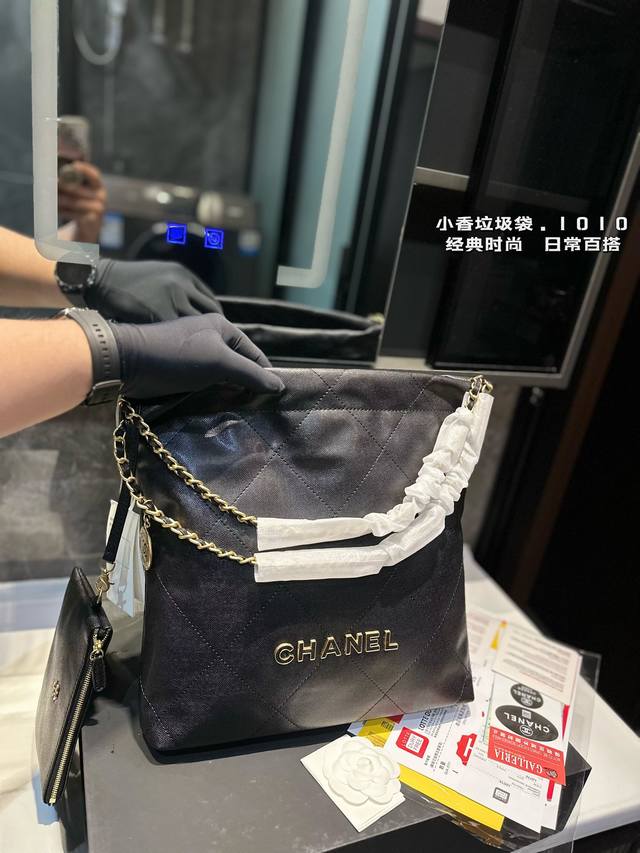 礼盒包装 香奈儿垃圾袋众星宠儿chanel 22Bag这颜值太能打了能装又好看，随性软塌塌的质感背起来超有范儿！尺寸： 32.31