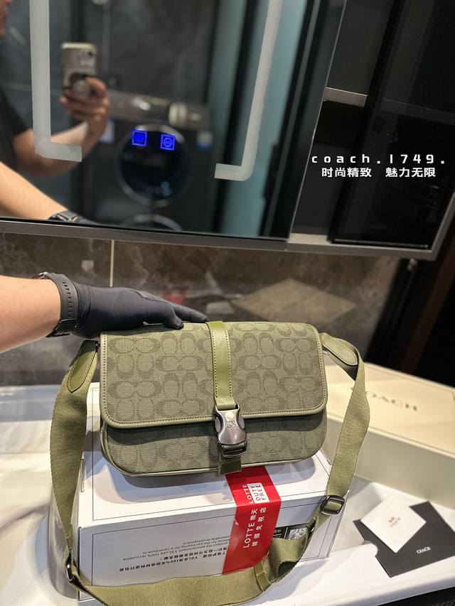 蔻驰新品 邮差包包coach 男士极简随身charter霞charter 系列为 年轻潮流冒险者打造兴旅行 日常 通勤搭配都很好上身山包包虽小但是有很多多功能口