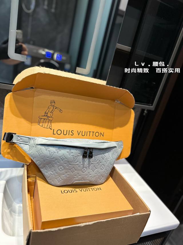 Lv 胸包 今年腰包胸包真的超级火 Hot到不行的腰包 经典大牌明星同款 胸包重回时尚圈也不是一天两天的事情了，但没想到的是竟然越来越火 胸包不仅仅只是满足功能