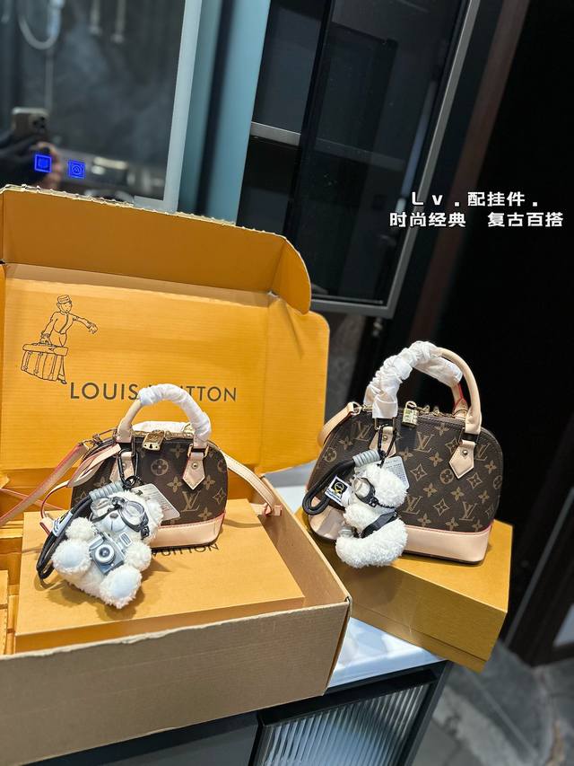 礼盒包装 Lv 贝壳包 原版高品质 包包这款retiro 手袋以标志性的老花面料制成 经典永恒。优雅低调的外形设计和宽敞的包身更加入了实用性。使用说明：-变色牛