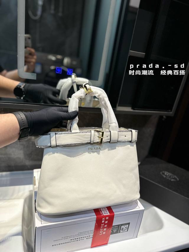 Prada 新包上线prada 秀款－皮带包终于到机场店啦！全包采用最顶级牛皮制作，烫金logo,细节满满。皮带可拆卸，可以换上自己喜欢的皮带搭配不同风格，可玩