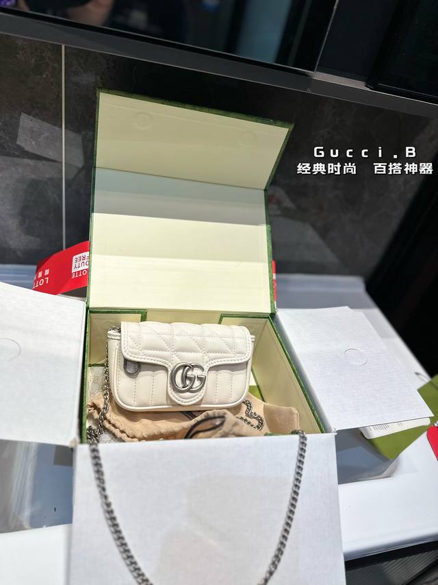 礼盒包装 Gucci Marmont Mini牛皮 。Mini就是小身材，大容量。女生出门的小物件都可以放了。容量见图，放置了手机，粉饼，钥匙，2只口红和1个u