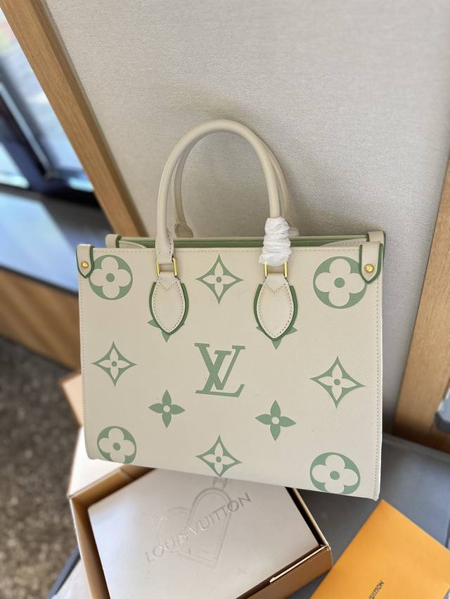 原版皮 Lv本款onthego中号手袋释放monogram Empreinte压纹皮革的娴雅意味，可为当季造型注入盎然春意。充裕容量满足都市出行或商务所需，顶部