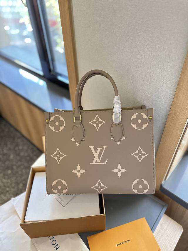 原版皮 Lv本款onthego中号手袋释放monogram Empreinte压纹皮革的娴雅意味，可为当季造型注入盎然春意。充裕容量满足都市出行或商务所需，顶部