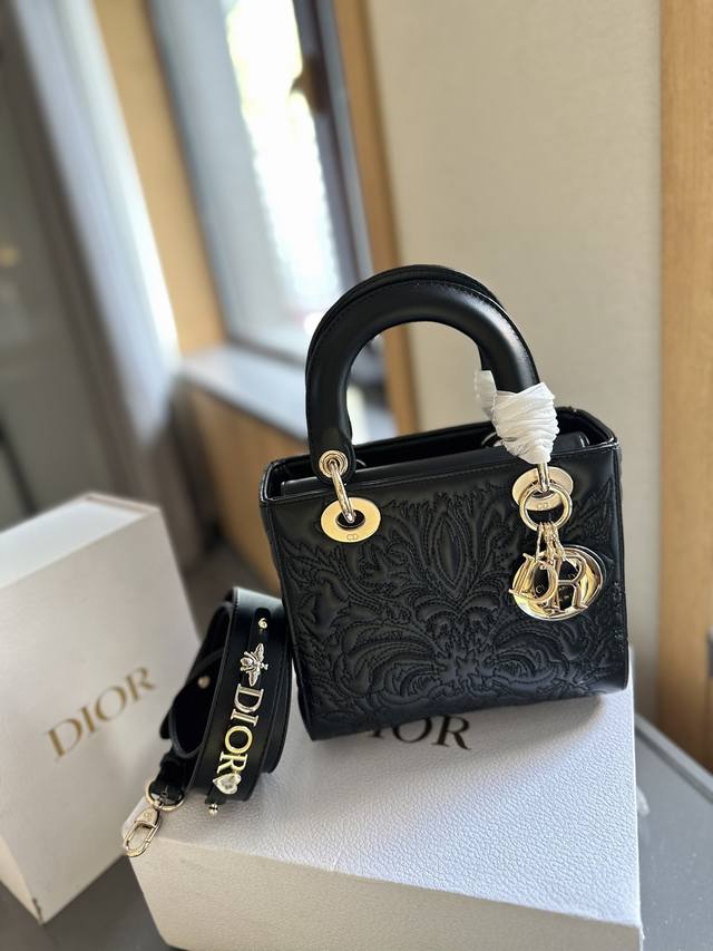 折叠礼盒包装 迪奥dior 经典系列 戴妃包高端品质 原版皮 可随意对比专柜细节 独家出货 高版本第一批 实拍图一组 我们的版本看实拍 Good Lucky 人