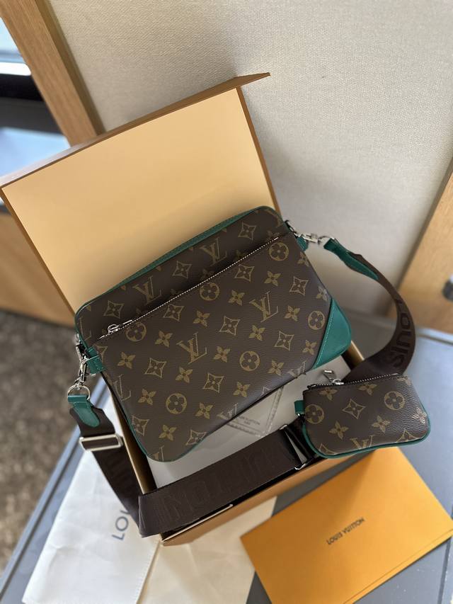 折叠礼盒官网飞机盒” Lv Outdoor邮差包 规格:L26.0Xh20.0Xw10.5Cm 男包推荐~Iv Outdoor邮差包害 通勤包必备款，真的很推荐