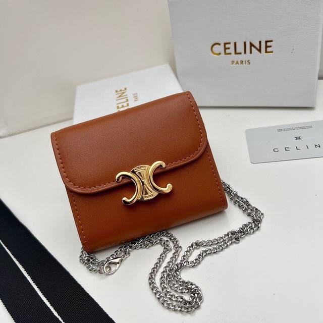 Celine 10783 链条可拆卸颜色 黑 棕 粉 墨绿 灰尺寸 11*10*5Celine凯旋门非常炫美的一个系列，专柜同步，采用头层牛皮，精致时尚！可以单