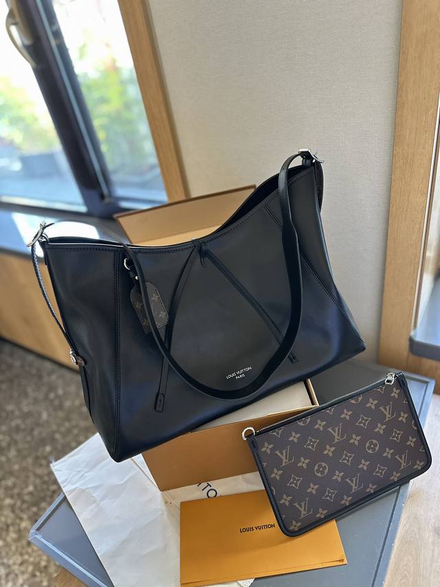 大号 “折叠礼盒官网飞机箱” Lv 新款 全皮carryall 35Cm 终于背上这个新款啦！超好看特别是这种随 性的一个风格加上羊皮的一个光滑柔软的质感真的：