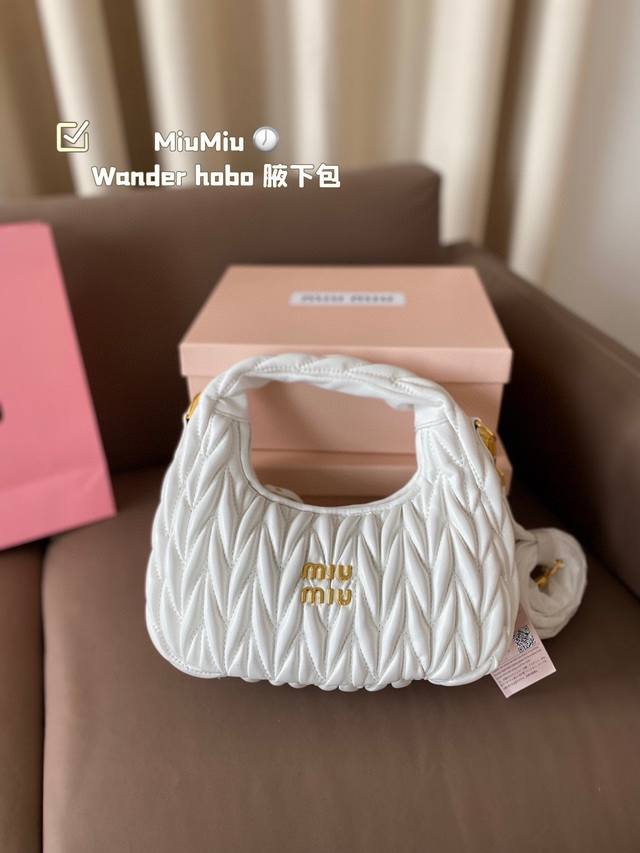 Miumiu 新品wander Hobo 腋下包 Matelasse 工艺重释软羊革托特包活力而百搭的都市风 廓形，赋予包身纹理质感的工致立体效果 尺寸：24*