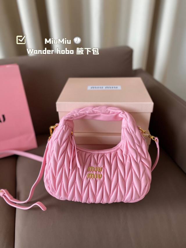 Miumiu 新品wander Hobo 腋下包 Matelasse 工艺重释软羊革托特包活力而百搭的都市风 廓形，赋予包身纹理质感的工致立体效果 尺寸：24*