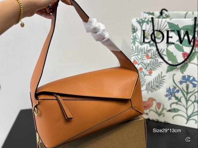 折叠盒 Size：29*13 Loewe Puzzle Hobo 腋下 采用超柔软纳帕小牛皮 轻便巨能装实用