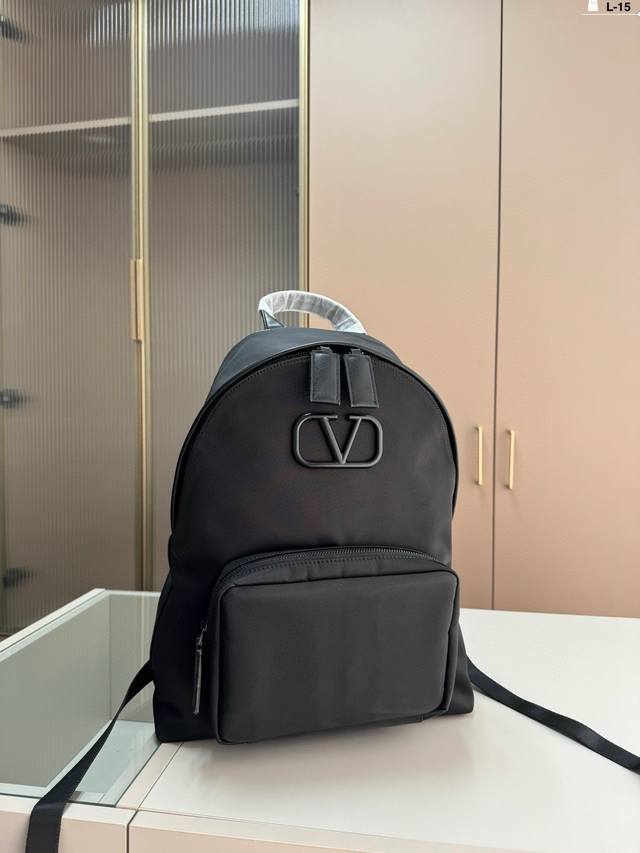 Valentino 华伦天奴 Vltn印花 铆钉重工艺双肩包 男女通用背包 采用精湛镶嵌细工 L-15尺寸33.15.41