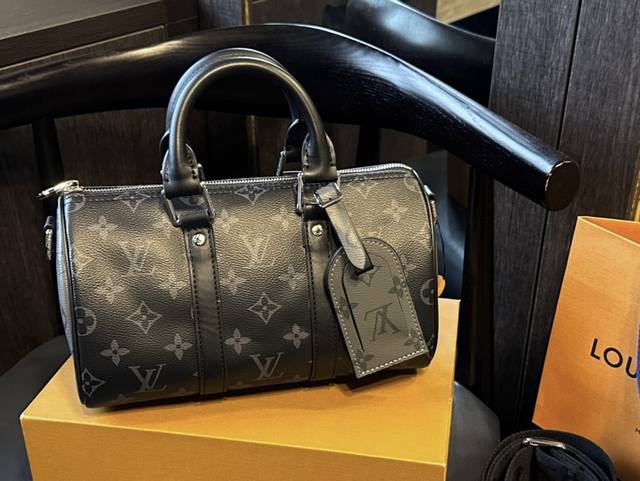 芯片版 折叠礼盒 Lv Keepall Xs 秀款 枕头包 很燃 这款retiro 手袋以标志性 经典永恒。优雅低调的外形设计和宽敞的包身更加入了实用性cq！尺