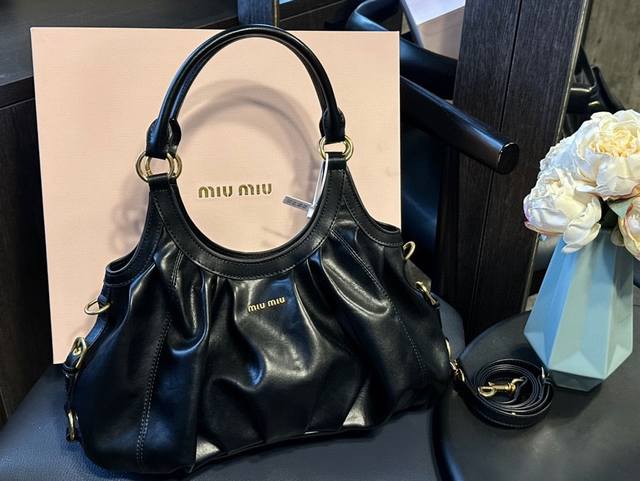 礼盒包装 缪缪miumiu今年最特别款式 Tote 斜挎包-个性鲜明，能驾驭各种风格，可甜可盐，容量可光，各大明星时尚搏主几乎人手一个yd，尺寸：29 20