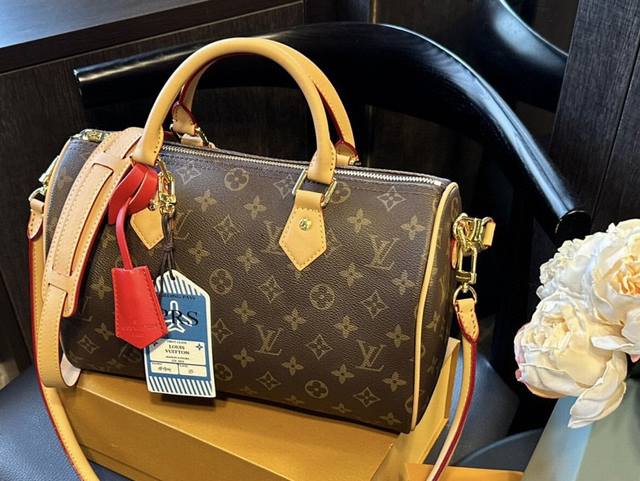 Lv Speedy 30Cm枕头包 无论版型 内里和专柜毫无差别 真正原版复刻 内里可拆卸 火遍全球的爆款机场大包 机车女神包 明星同款 贵气而充满活力的品牌设