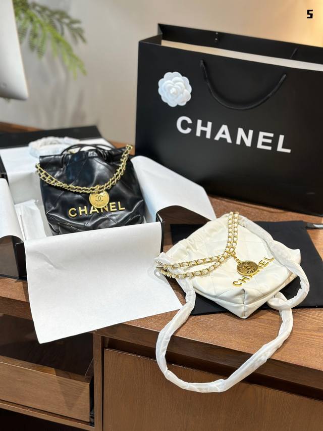 Chanel Mini垃圾袋 可以手提也可以斜挎 新一季的c位让原本走休闲风的22Bag-下子小女生起来了 可以手提也可以斜挎，精致又可爱 18×20 这些盒包