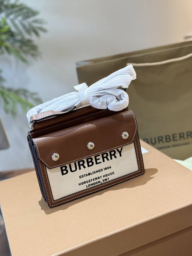 配盒 皮料升级 Burberry Title 系列托特包我彻底沦陷了burberry这一季的帆布包，真的是大爆发了！Title系列20最新款，帆布的设计加上进口