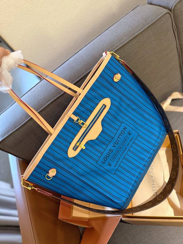 折叠礼盒包装 Lv Neverfull 新款 双面nf 购物袋！入门级的款式哦！绝对的终身款！此物经典不言而喻！街拍和实用都是非常nb的选择！大家拿到后可以感受