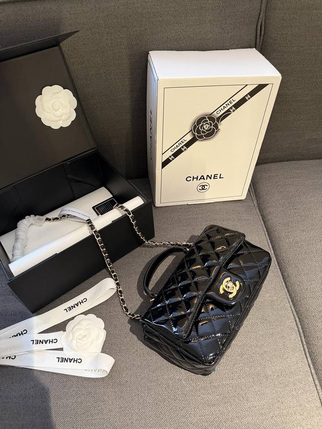 折叠礼盒包装 Chanel 手柄mini Cf Handle 手柄款cf款式一直以来都是百看不腻的 这季度在经典cf Handle基础上搭配了皮穿链手柄 经典m