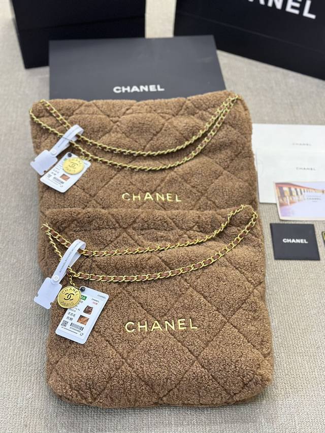 秋冬必备 Chanel 22Bag 以数字命名的“垃圾袋” 年10 月，Chanel 品牌艺术总监virginie Viard在年春夏 时装秀_上推出一款新款手