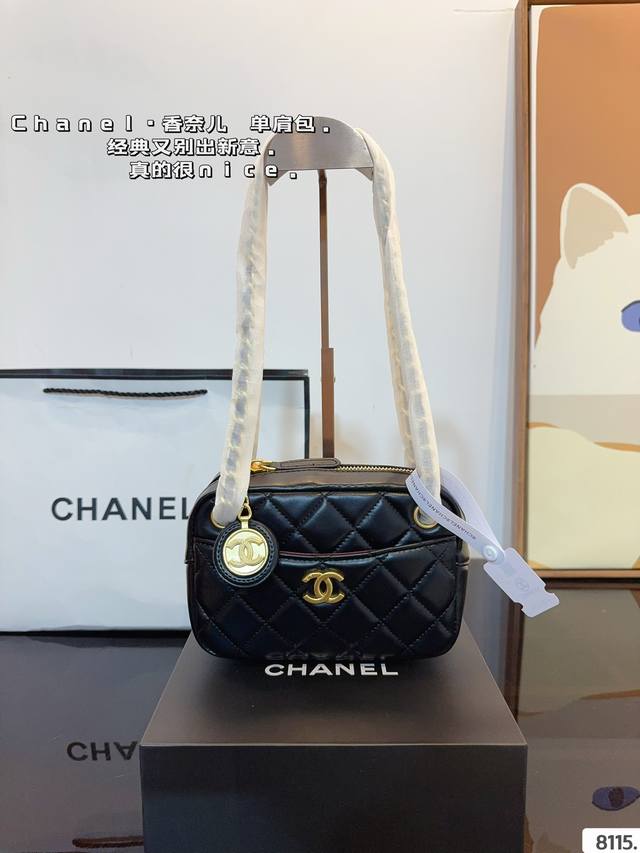 配礼盒. Chanel.香奈儿 单肩包. 质感很高级 容量超级大也很耐用 日常出街背它回头率百分百 就是这种随性慵懒感尺寸：18*7*11Cm