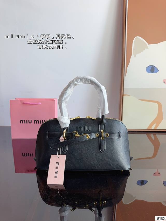 Miumiu期待已久的2024秀款 中古包.快来围观吧 2024春夏系列包包 简洁利落的设计 凸显功能性 实用主义 柔软舒服的触感 彰显 Miumiu 女性愈加