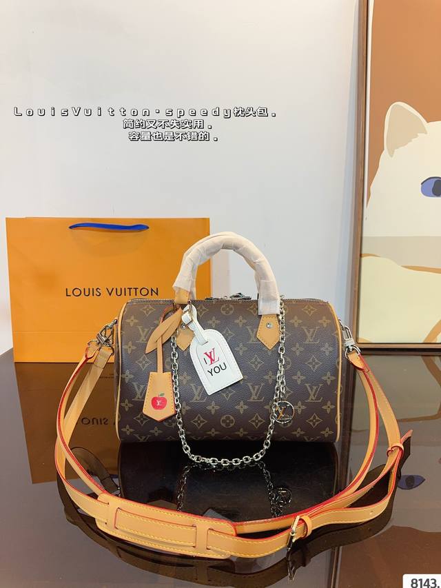 Lv X Nigo Keepall 30.枕头包 手袋是一款理想的都市手袋。 标志性的造型与经典的 Monogram 帆布，加之多种携带方式和奢华的天然牛皮饰边