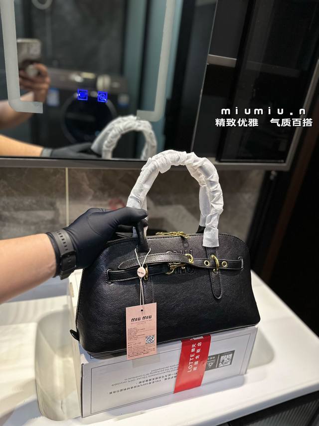 缪缪miumiu2024秀款 中古包.简洁利落的设计凸显功能性 实用主义 柔软舒服的触感心 尺寸27.16Cm