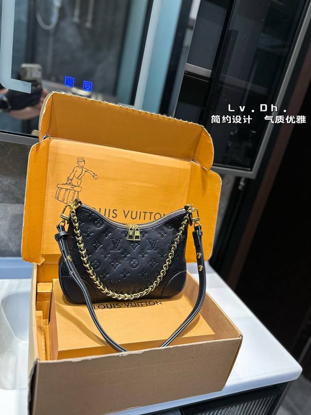 礼盒包装 Lv老花牛角包单肩斜挎中古 Vintage包包压纹限定 ！超美！好多网红潮人都在背 单肩斜挎背这款包看着简单，搭配起来特别有范！被外观真的迷倒 尺寸