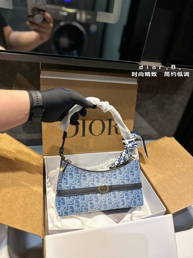 礼盒包装 迪奥 Dior Hobo饺子腋下包 喜欢腋下包的有福啦dior新出的这款迷你单肩水饺包性价比极高！线条自然流畅 有黑色皮革的 也有粉色的 还有老花款看