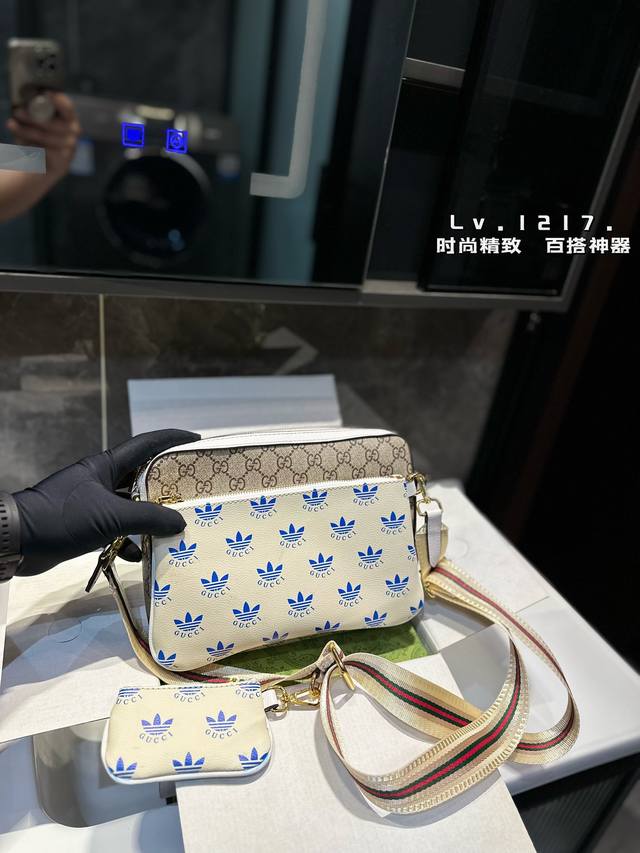 礼盒包装 酷奇 Gucci 手提邮差包 单肩斜挎款 搭配长肩带 这款包真的很简单 越看越好看 容量非常感人 轻松装纳日常随身物品 这只包真的要安利大家 简直是搭