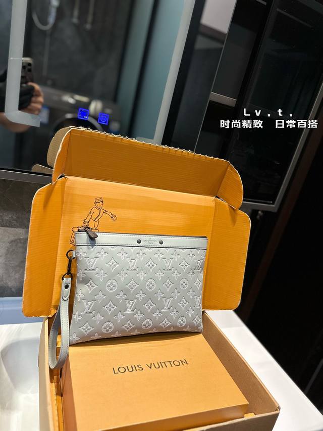 Lv洗漱包 新品 多用款 其实包包本身是个洗漱袋化妆包 被拿来用做手包 一般的手包都是扁扁的 但是这款手包底部是宽的 虽说是个手包 但能放很多东西进去 而且不变