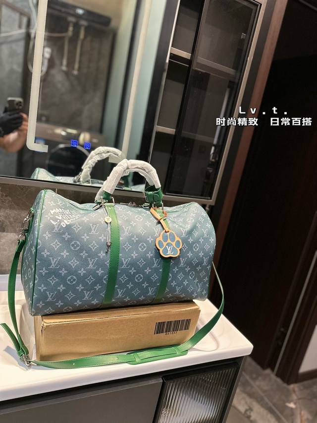 Lv 路易威登联名款keepall斜跨包旅行包 一只帅气能装的旅行袋 时尚爆发款火热来袭 经典设计大气可观男女通用款 包包采用原版皮质 超级厚实 耐磨 耐用原版