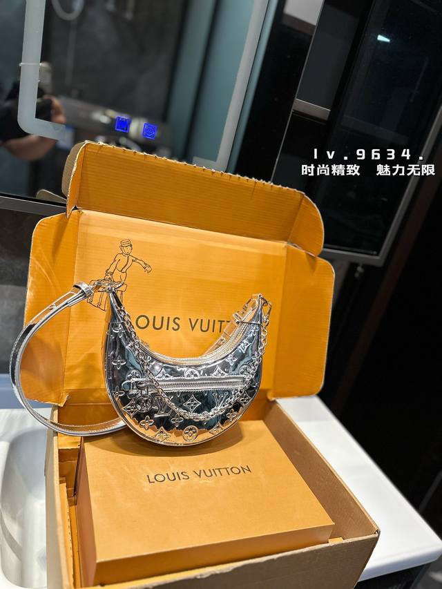 Lv Vitage 新款中古豌豆包 Lv Marel 中古包，最近lv中古包款式可以说的不能再了，大小非常合适呦！造型也很特别，肩带质感很舒服，不会勒肩，颜值与