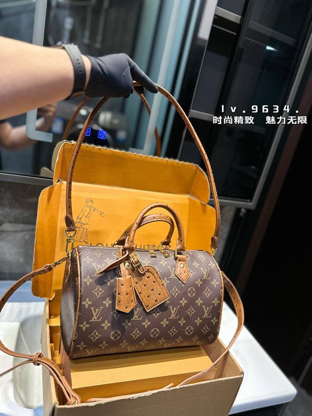 Lv X Nigo Keepall 30.枕头包 手袋是一款理想的都市手袋。 标志性的造型与经典的 Monogram 帆布，加之多种携带方式和奢华的天然牛皮饰边