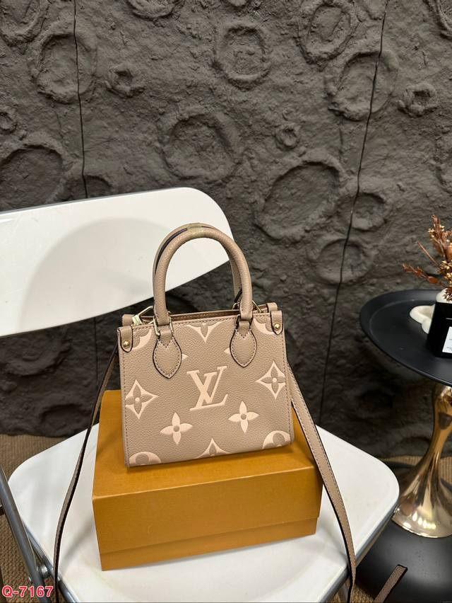 配折叠盒 Lv 托特包 Onthego Monogram Empreinte 压纹皮革的娴雅意味，可为当季造型注入盎然春意。充裕容量满足都市出行或商务所需，顶部