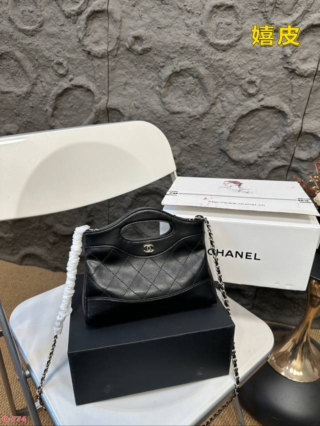 免税店全套包装 香奈儿chanelmini 31Bag 嬉皮 实物好绝一眼就被惊艳到，还巨好搭。看着小巧但很能装～ 氛围绝了手提和斜挎都好看 尺寸20.12Cm