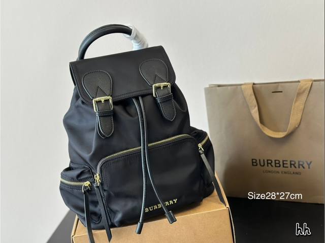 Burberry The Rucksack军旅双肩背包 #巴宝莉双肩包# Burberry究竟rucksack背包怎么来设计灵感源自品牌20世纪初的经典军装造型