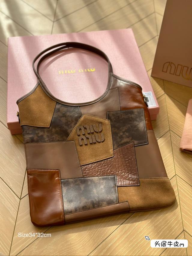 牛皮 Size：34*32Cm 被miumiu征服的一天 Miuniu Tote托特包 最新秀款包包 跟上大包的节奏 随意慵懒 本季最爆 无法反驳吧了吧