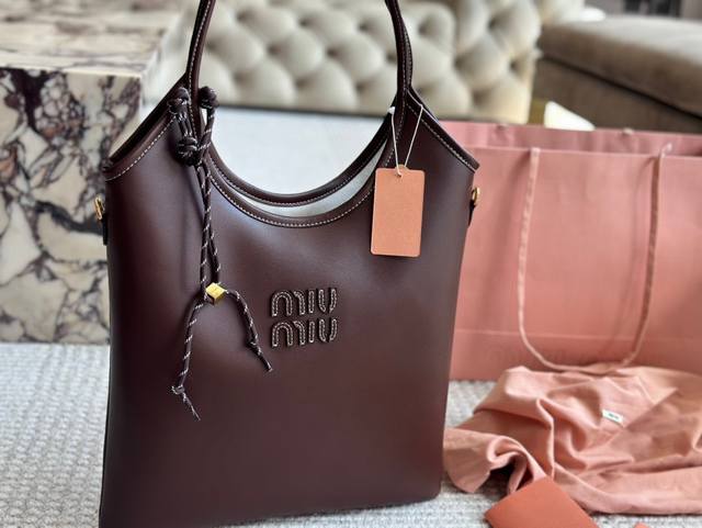 配盒 Size：35*32Cm Miumiu新款托特tote 今年的风刮的太猛了 老多爆款了！ 这款的版型也太好看了吧~ 黑色，棕色